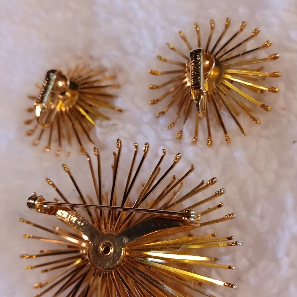 Sarah Coventry brooch and earrings set. Gold tone topaz